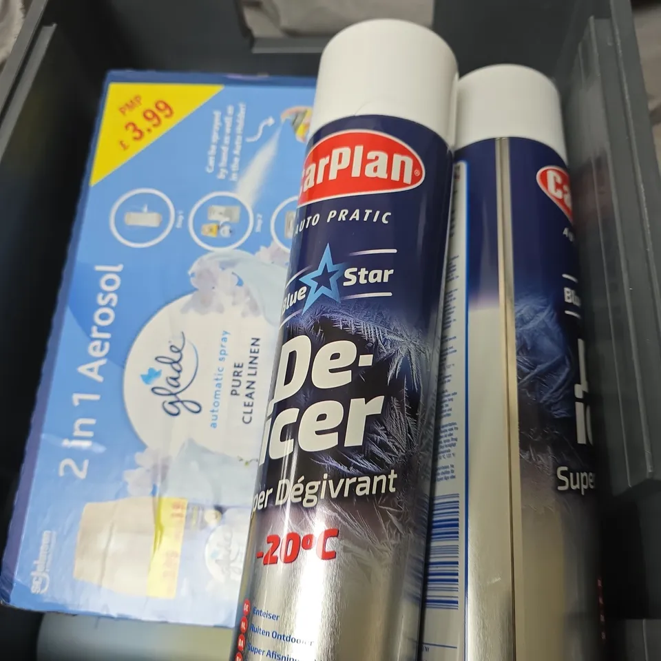 APPROXIMATELY 18 ASSORTED AEROSOLS INCLUDING CARPLAN DE ICER , RITUALS ANTI PERSPIRANT SPRAY AND GLADE TOUCH & FRESH 