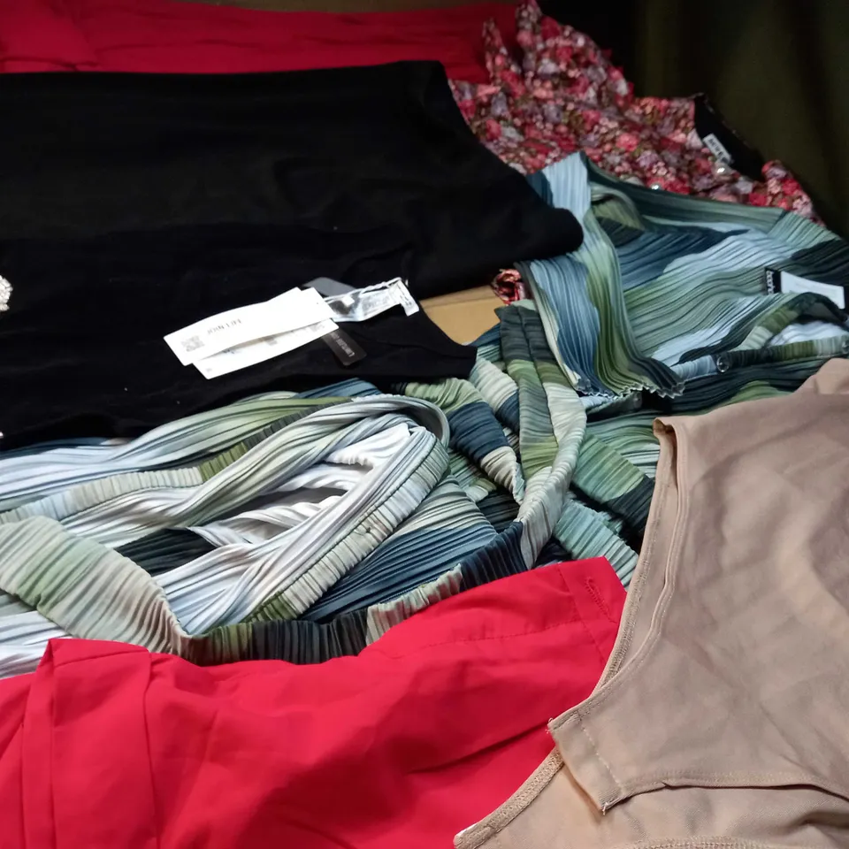 LOT OF APPROX 25 ASSORTED CLOTHING ITEMS VARYING IN SIZE/COLOUR/STYLE TO INCLUDE: TROUSERS, TOPS, DRESSES