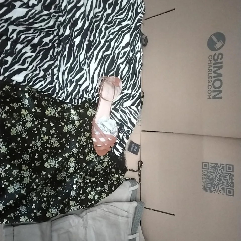 PALLET CONTAINING APPROXIMATELY 110 BRAND NEW DESIGNER WOMEN'S CLOTHES WHICH INCLUDE; JDWILIAMS PANTS, TOPS, DRESSES, SANDALS ETC
