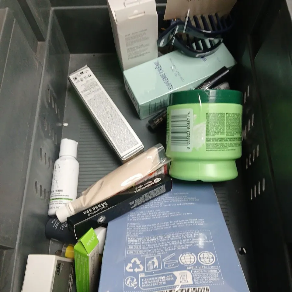 APPROXIMATEY 20 ASSORTED HEALTH AND BEAUTY PRODUCTS TO INCLUDE TOAE HAIR COLOUR SHAMPOO, MAYBELLINE GRIPPY SERUM AND EELHOE MASKS