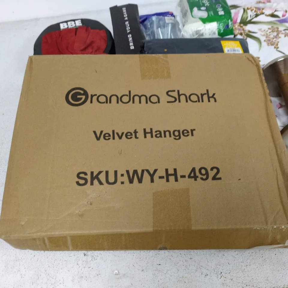 LARGE QUANTITY OF ASSORTED HOUSEHOLD ITEMS TO INCLUDE HOOK & JAB PADS, VELVET HANGERS AND HOME FABRIC ITEMS