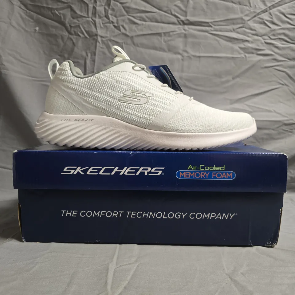 BOXED PAIR OF SKECHERS TRAINERS IN WHITE SIZE UK 11