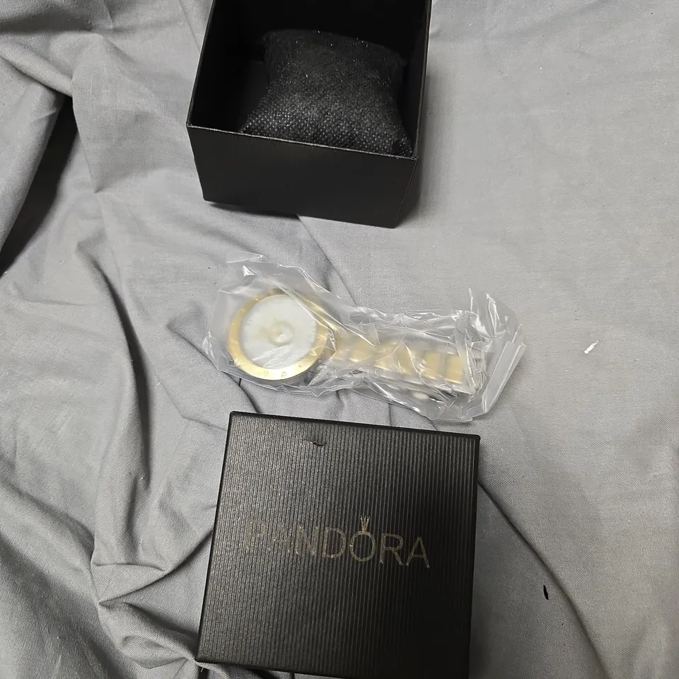 Pandora – Circular Charm Pendant in Boxed Gift Set
