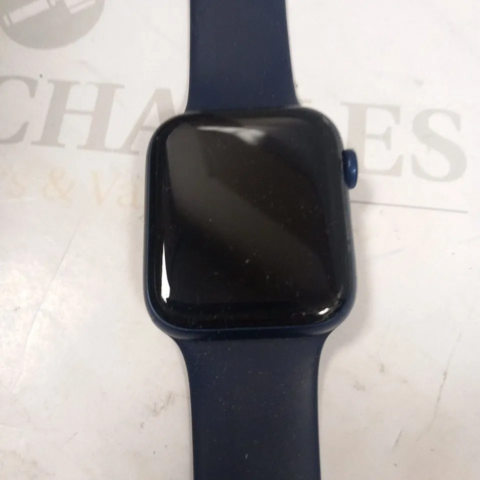APPLE SERIES 6 SMART WATCH