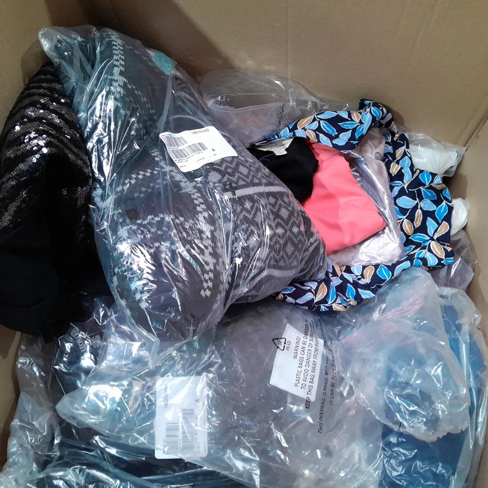 BOX OF APPROX 15 ASSORTED CLOTHING ITEMS TO INCLUDE - SKETCHERS - MUK LUKS - SEA SALT CORNWALL ECT 