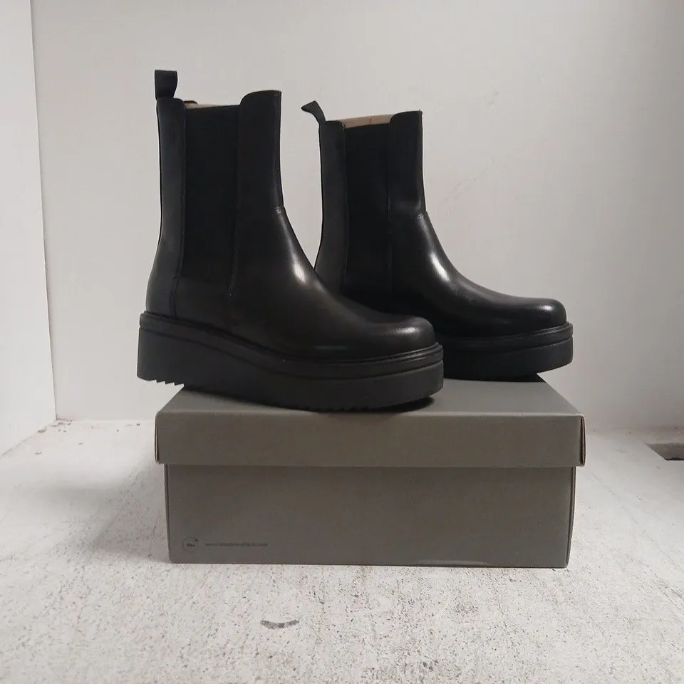 BOXED PAIR OF VAGABOND CHELSEA BOOTS IN BLACK SIZE EU 38