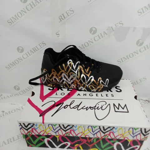 BOXED SKETCHERS LOS ANGELES WOMENS SIZE 6 BLACK TRAINER 