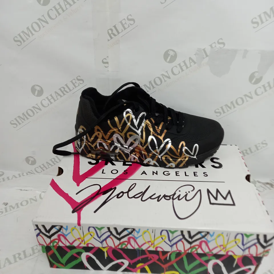 BOXED SKETCHERS LOS ANGELES WOMENS SIZE 6 BLACK TRAINER 
