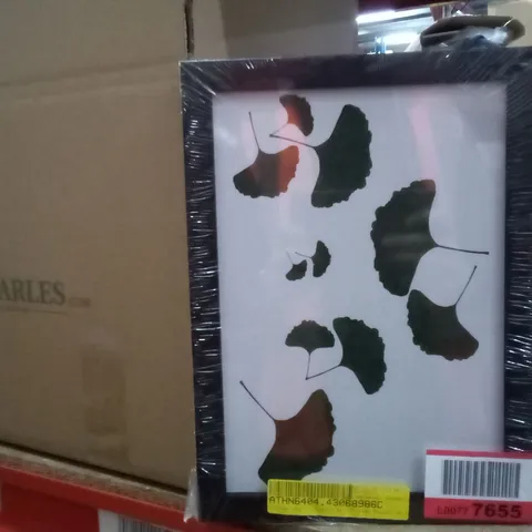 GINKGO LEAF , GRAPHIC ART IN GREEN FORMAT , WHITE