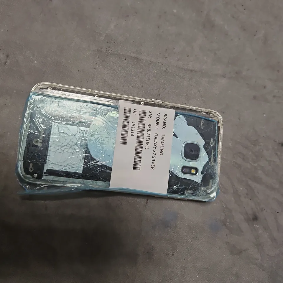 SAMSUNG GALAXY S7 SMARTPHONE – SILVER CRACKED AND DAMAGE TO THE BACK ,