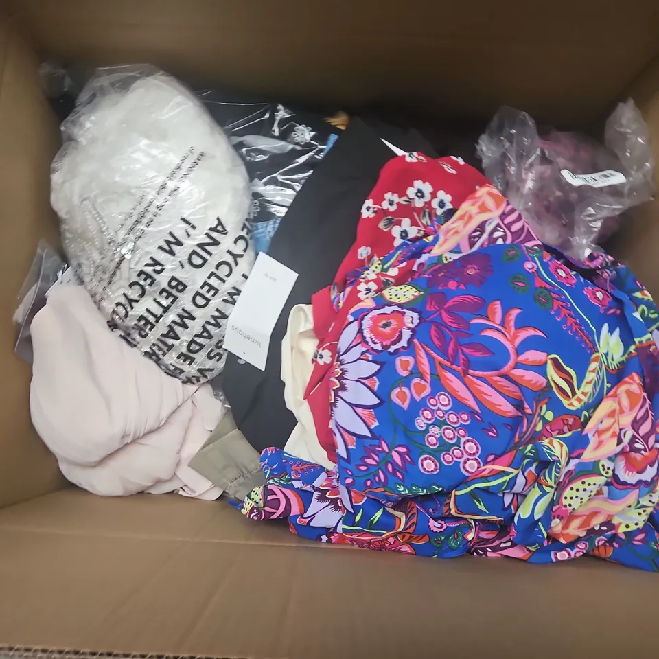 APPROXIMATELY 35 ASSORTED CLOTHING ITEMS IN VARIOUS SIZES, STYLES & COLOURS TO INCLUDE DRESSES, JACKETS, TOPS, ETC