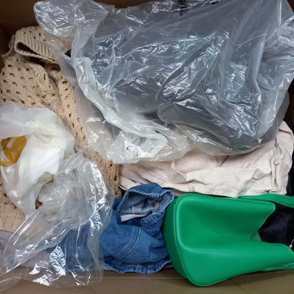 BOX OF APPROXIMATELY 25 ASSORTED CLOTHING ITEMS TO INCLUDE - SHORTS , JEANS , JUMPER ETC