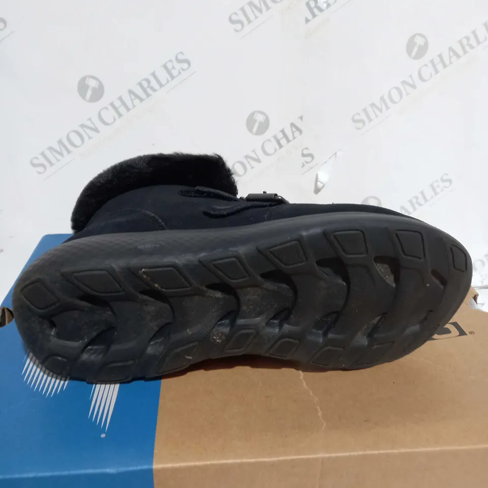 BOXED SKECHERS WINTER ON THE GO FAUX FUR TRIM BOOTS, BLACK - SIZE 4.5