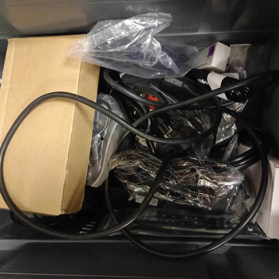LOT OF APPROXIMATELY 15 ASSORTED ELECTRICAL ITEMS, TO INCLUDE AC ADAPTER, ALARMS, SSD ADAPTER, ETC