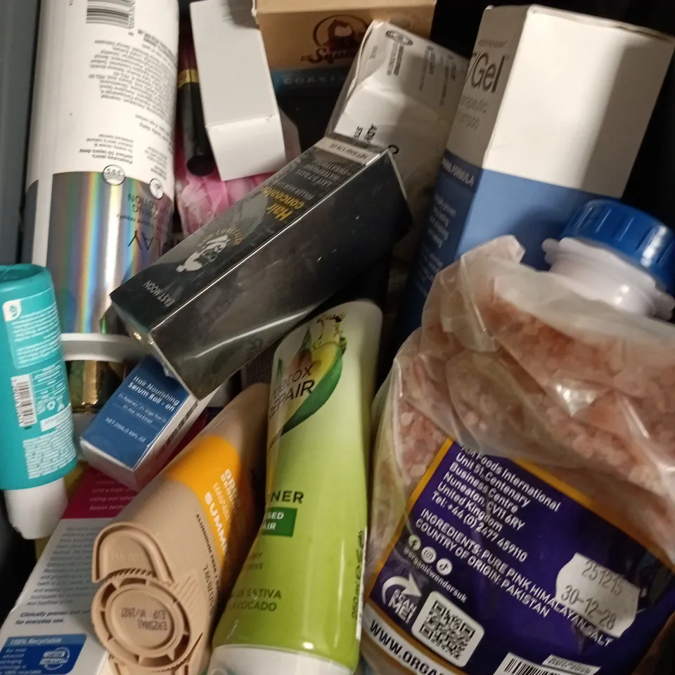 APPROXIMATELY 15 ASSORTED HEALTH & BEAUTY PRODUCTS TO INCLUDE T-GEL, DETOX SHAMPOO, SQUATCH SOAP ETC 