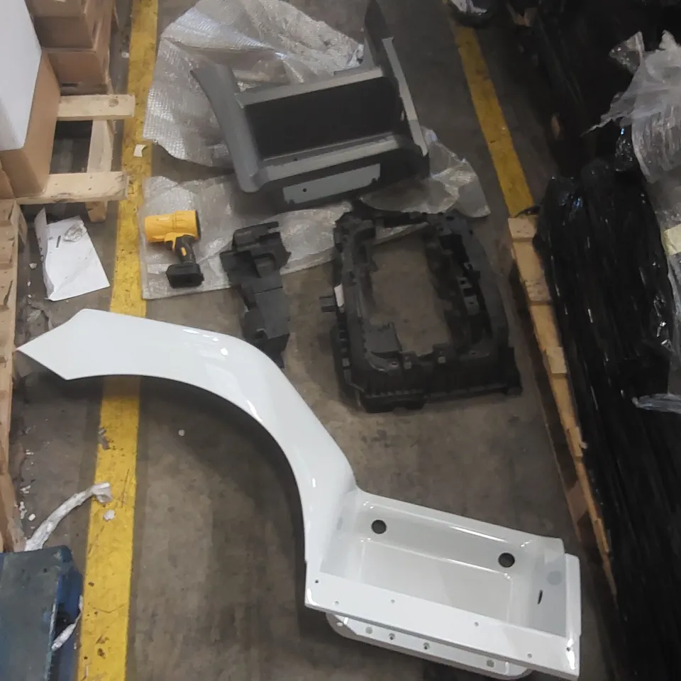 PALLET CONTAINING A LARGE QUANTITY OF ASSORTED CAR PARTS ECT INCLUDING: VEHICLE STEPS ECT 