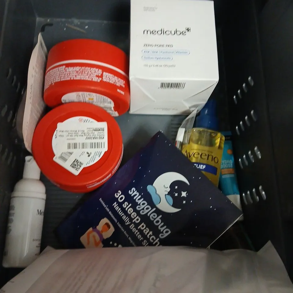 APPROXIMATEY 20 ASSORTED HEALTH AND BEAUTY PRODUCTS TO INCLUDE - NEXT HAND CREAM GIFT SET - BYOMA MILKY MOISTURE CLEANSER - CARBON THEORY SALICYLIC ACID FACIAL CLEANSING GEL - ETC
