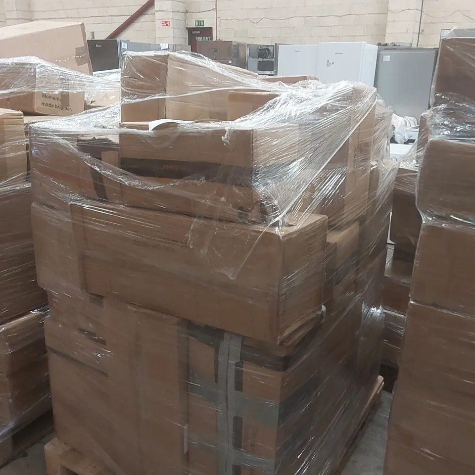 PALLET CONTAINING A LARGE QUANTITY OF ASSORTED LIGHTING PRODUCTS