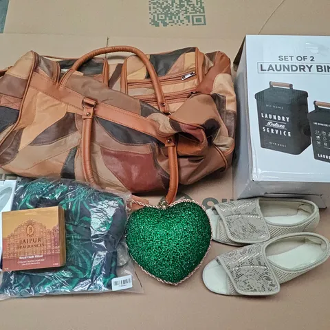 LOT OF APPROXIMATELY 17 ASSORTED ITEMS TO INCLUDE LEATHER BAG, UMBRELLAS, LAUNDRY BIN AND CAN OPENER
