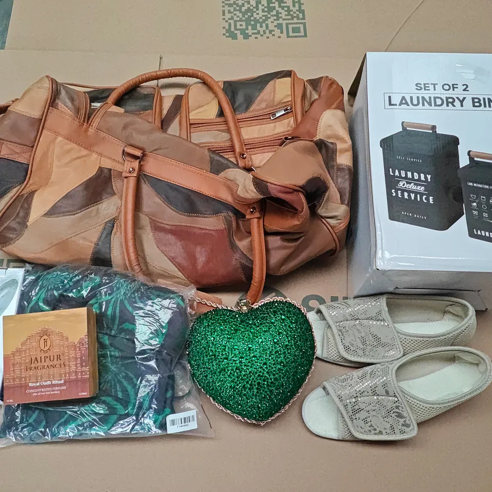 LOT OF APPROXIMATELY 17 ASSORTED ITEMS TO INCLUDE LEATHER BAG, UMBRELLAS, LAUNDRY BIN AND CAN OPENER