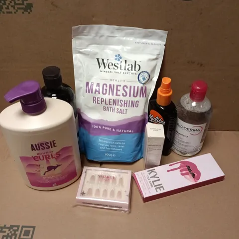 APPROXIMATELY 15 ASSORTED HEALTH & BEAUTY PRODUCTS TO INCLUDE AUSSIE BOUNCY CURLS, WESTLAB BATH SALTS, KYLIE JENNER LIPSTICK, ETC - COLLECTION ONLY