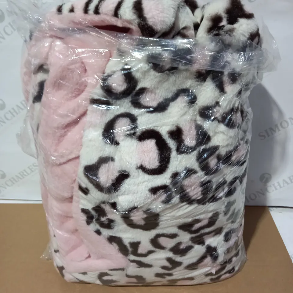 COZEE HOME LUXE LEOPARD FAUX FUR THROW - PINK