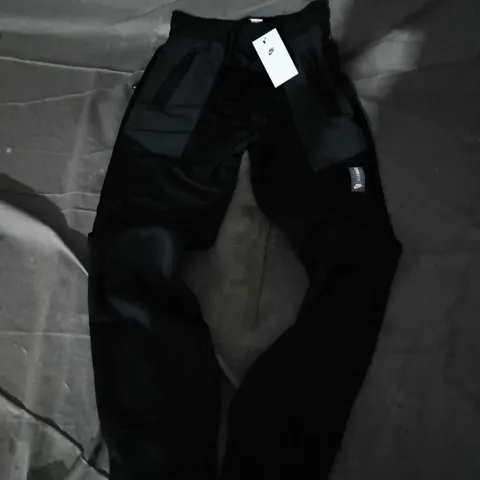 NIKE KIDS STANDARD FIT AIR MAX TRACKSUIT BOTTOMS IN BLACK - XL