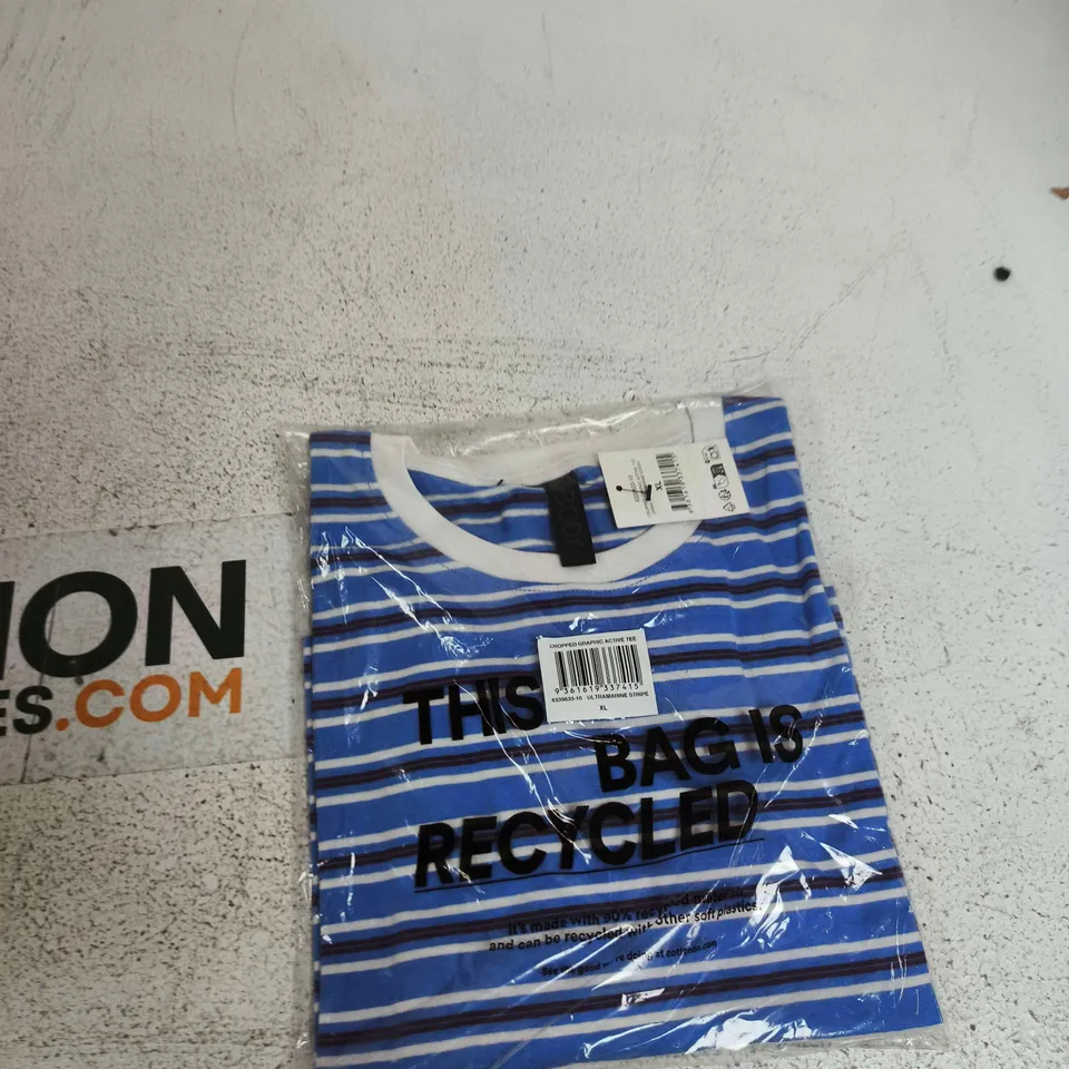 BOX OF APPROXIMATELY 15 ASSORTED CLOTHING ITEMS TO INCLUDE: CROPPED GRAPHIC T XL