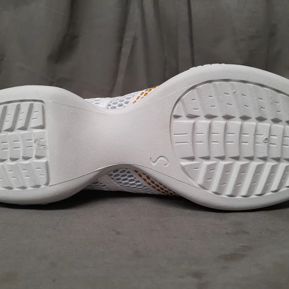 BOXED PAIR OF DESIGNER SHOES IN WHITE EU SIZE 40