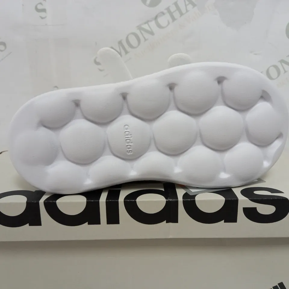 BOXED PAIR OF ADIDAS ADVANTAGE CF I TRAINERS IN WHITE - UK 9 1/2 KIDS