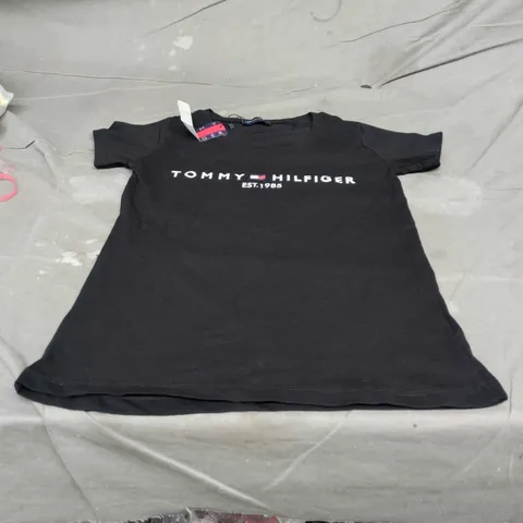 TOMMY HILFIGER BLACK T-SHIRT – LOGO EST.1985 – SIZE S