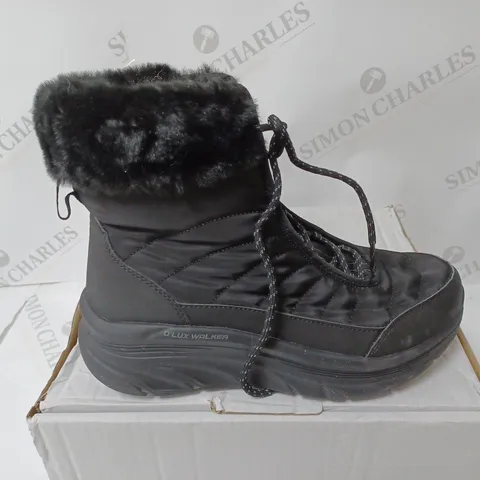 PAIR OF SKECHERS D'LUX WALKER BOOTS IN BLACK - UK SIZE 4.5