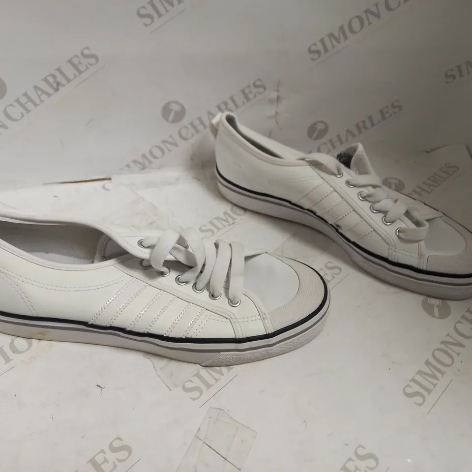 ADIDAS FLAT WHITE LACED TRAINERS SIZE UK 8 1/2