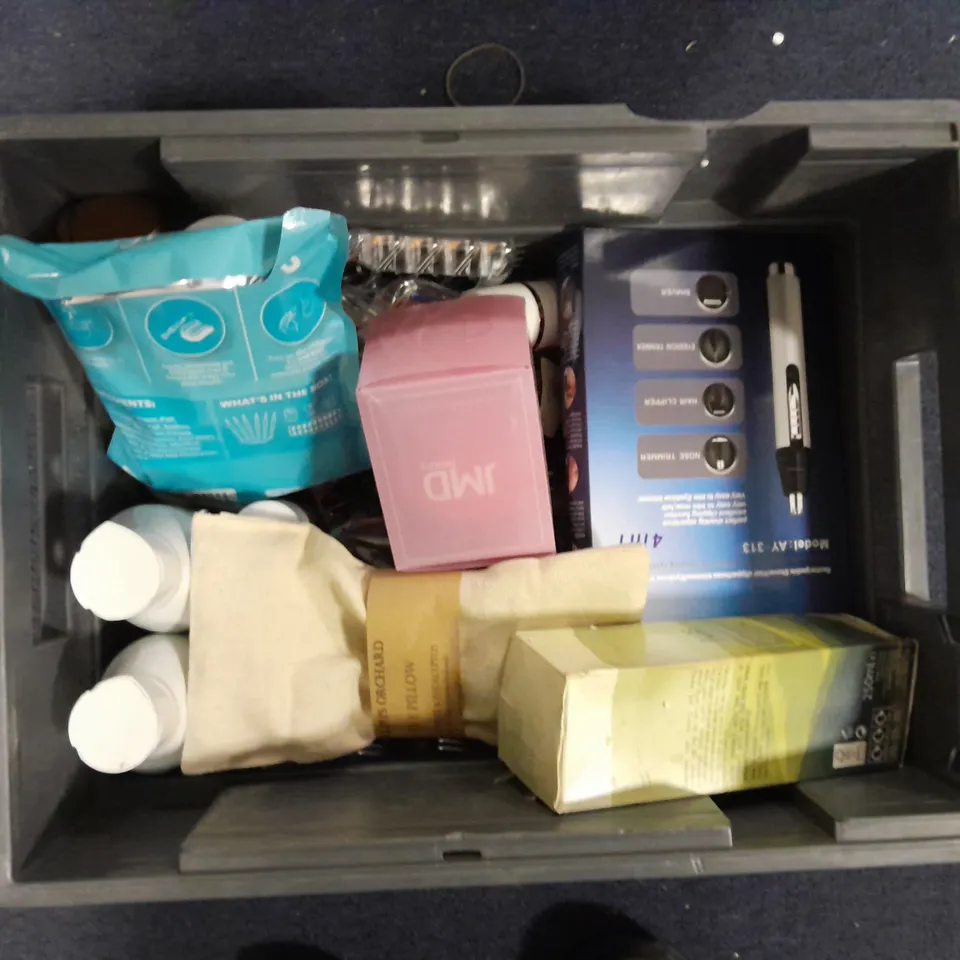 APPROXIMATELY 20 ASSORTED HEALTH & BEAUTY ITEMS TO INCLUDE - GARNIER MICELLAR WATER, DOVE SHAMPOO AND METANIUM NAPPY RASH OINTMENT