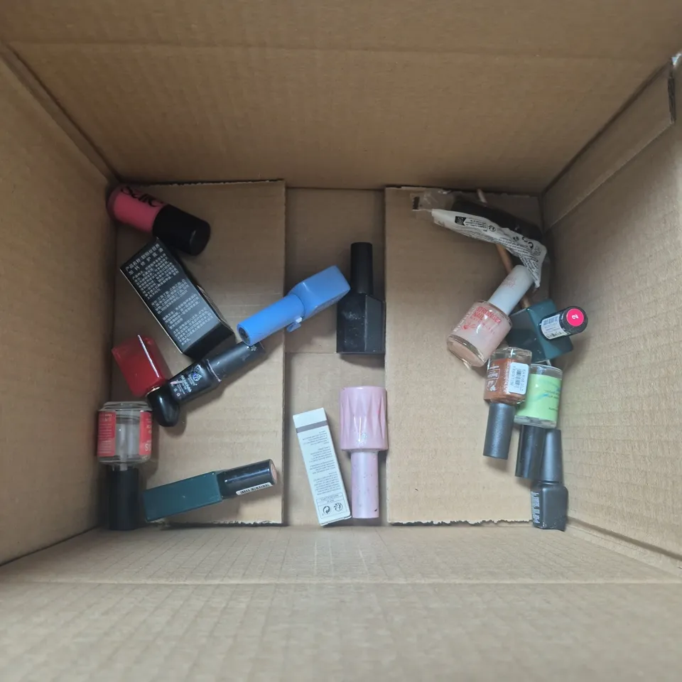 APPROXIMATELY 20 BOTTLES OF NAIL VARNISH TO INCLUDE MISS DOLLA, RIMMEL AND MANHATTAN