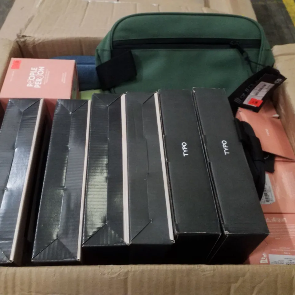 PALLET CONTAINING ASSORTED BRAND NEW PRODUCTS INCLUDING DESK CLOCKS, SCENTED CANDLES, URBAN WASH BAGS, SOCKS, METAL SMOOTHIE CUPS & CROSS BODY BAGS
