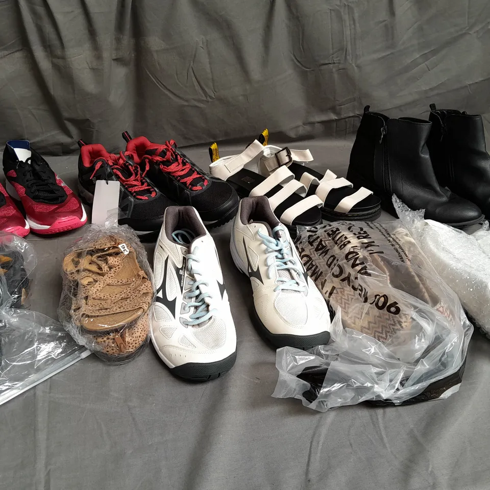 BOX OF APPROX 32 ASSORTED PAIRS OF SHOES TO INCLUDE - CYCLONE SPEED, COLUMBIA, ASICS ETC