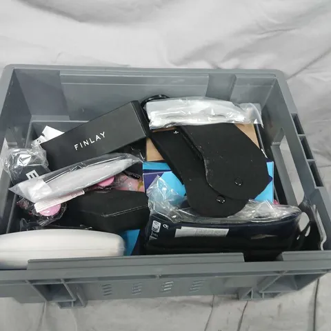 LARGE QUANTITY OF ASSORTED GLASSES AND GLASSES CASES