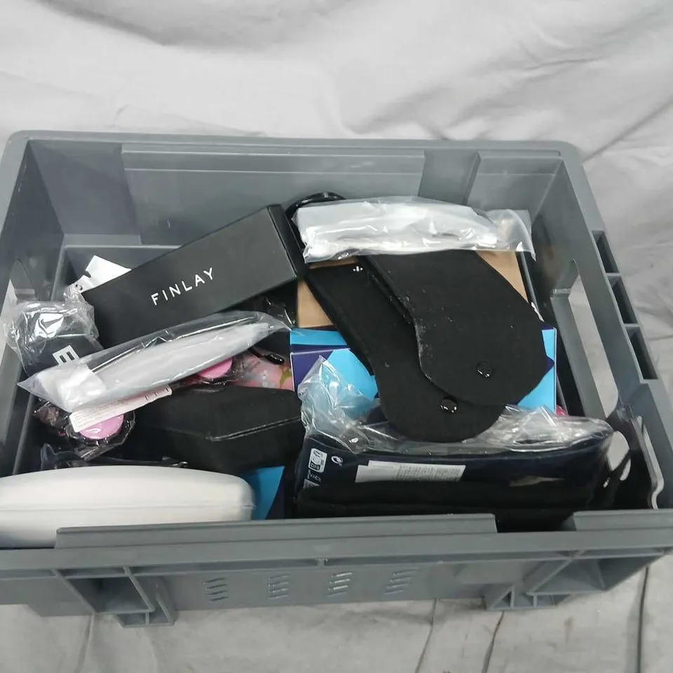 LARGE QUANTITY OF ASSORTED GLASSES AND GLASSES CASES