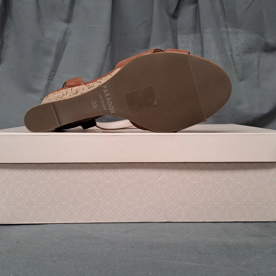 BOXED PAIR OF PARADOX LONDON YUMI OPEN TOE HIGH WEDGE SANDALS IN TAN EU SIZE 38