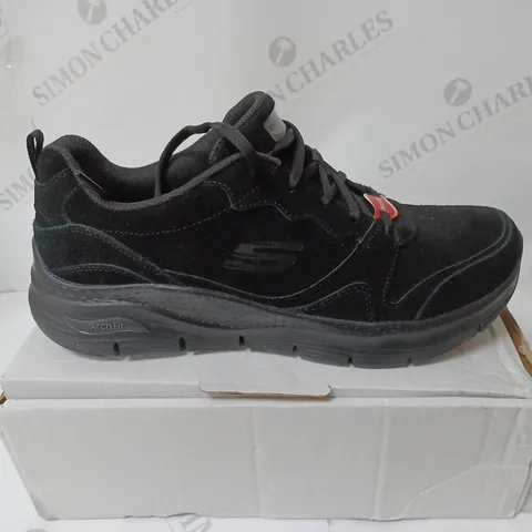 PAIR OF SKECHERS ARCH FIT TRAINERS BLACK UK SIZE 8