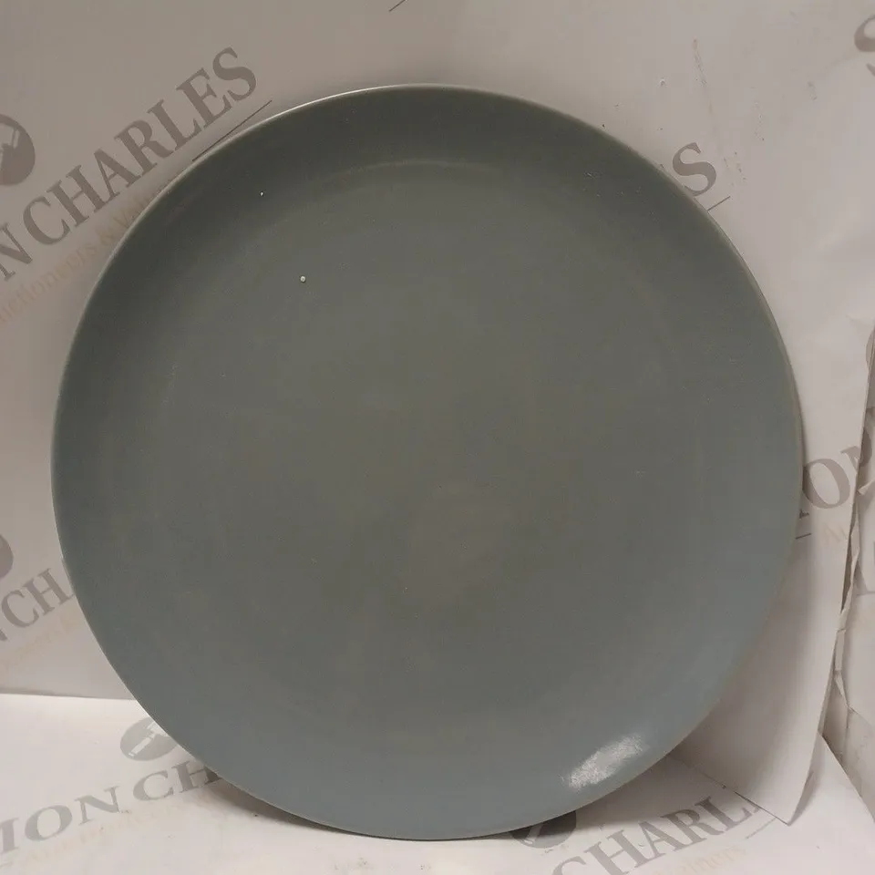 BRAND NEW BOXED CESIRO 18 PIECE DINNERWARE SET TO INLCLUDE LARGE PLATE SMALL PLATE AND BOWL IN DARK GREY  / COLLECTION ONLY 