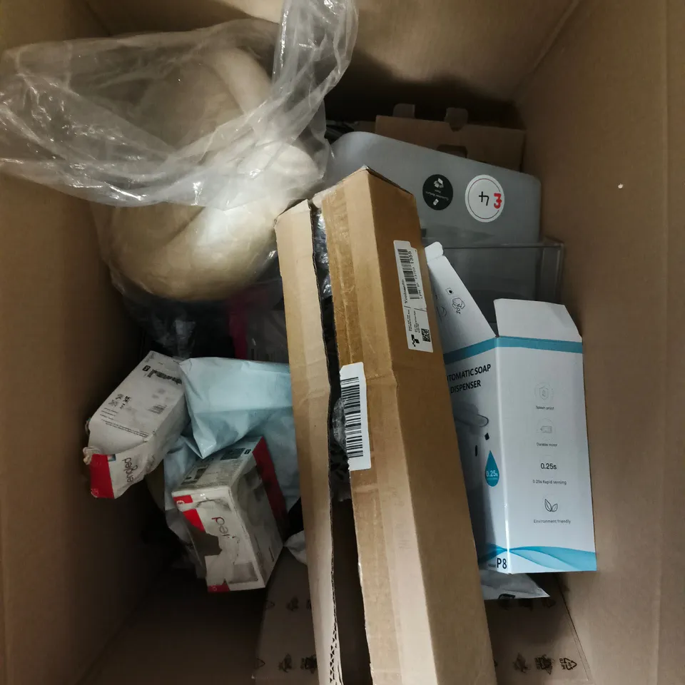 APPROXIMATELY 10 ASSORTED HOUSEHOLD PRODUCTS TO INCLUDE SOAP DISPENSER, HANGING CADDY, DRINKS CONTAINER ETC