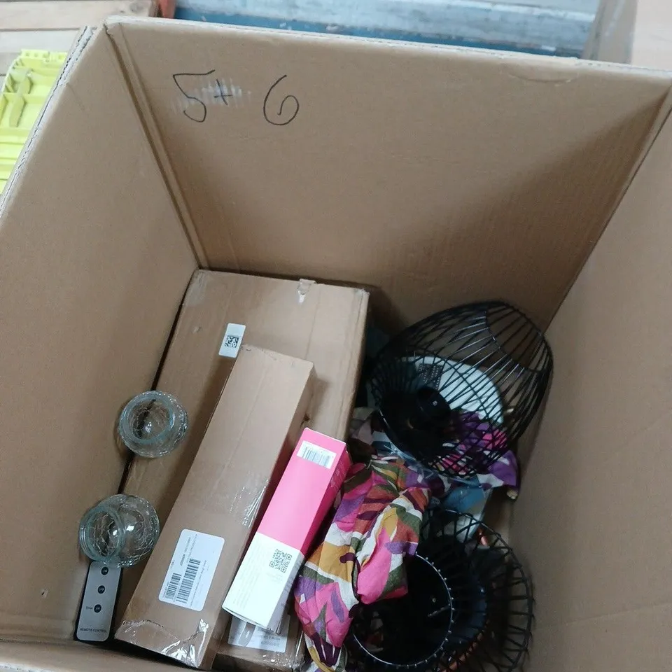 HOME DÉCOR BUNDLE: STRIPED CUSHIONS, PLANT, BASKETS & MISC. CAGE OF HOUSEHOLD AND GARDEN GOODS APPROXIMATLEY 15 ITEMS . DAMAGED AND MISSING BITS.