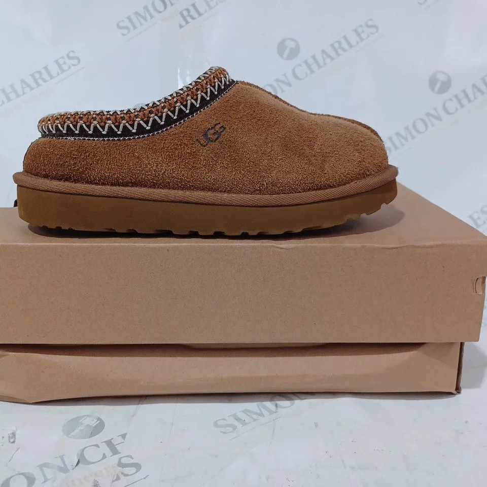 BOXED PAIR OF UGG W TASMAN SLIP-ON SHOES IN TAN UK SIZE 4