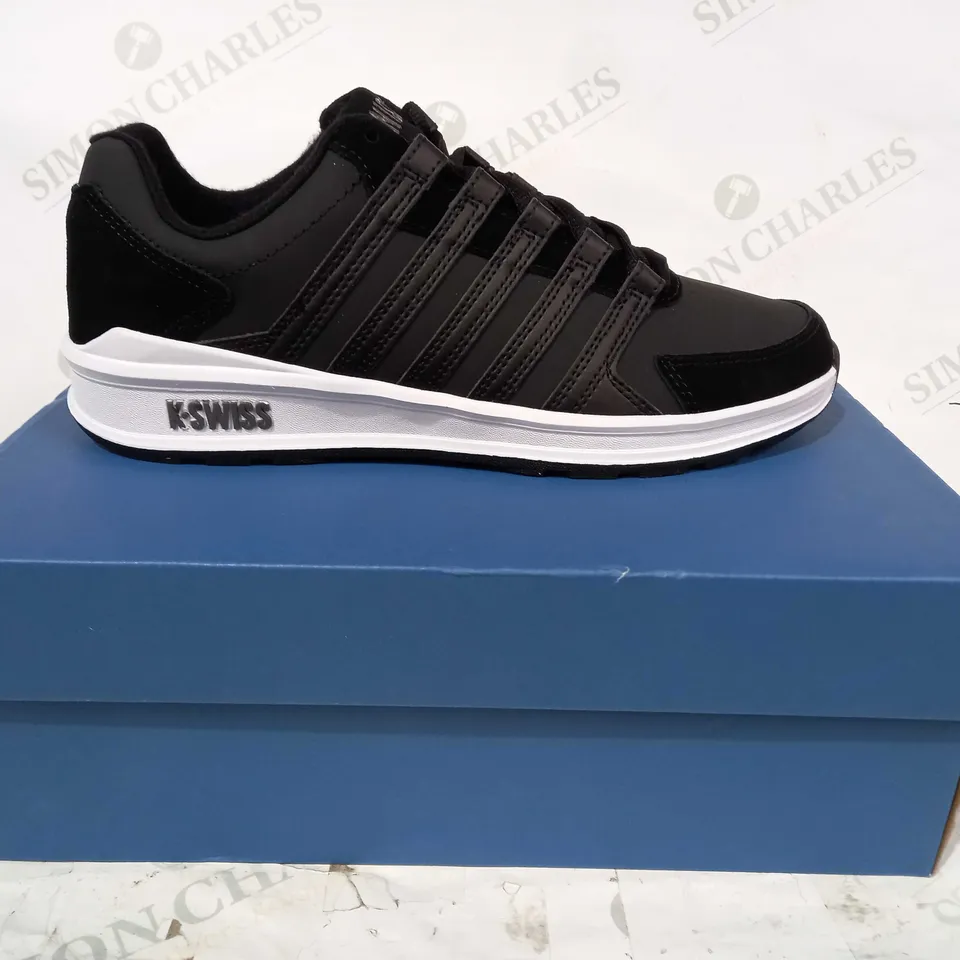 BOXED PAIR OF K-SWISS VISTA TRAINERS IN BLACK UK SIZE 9