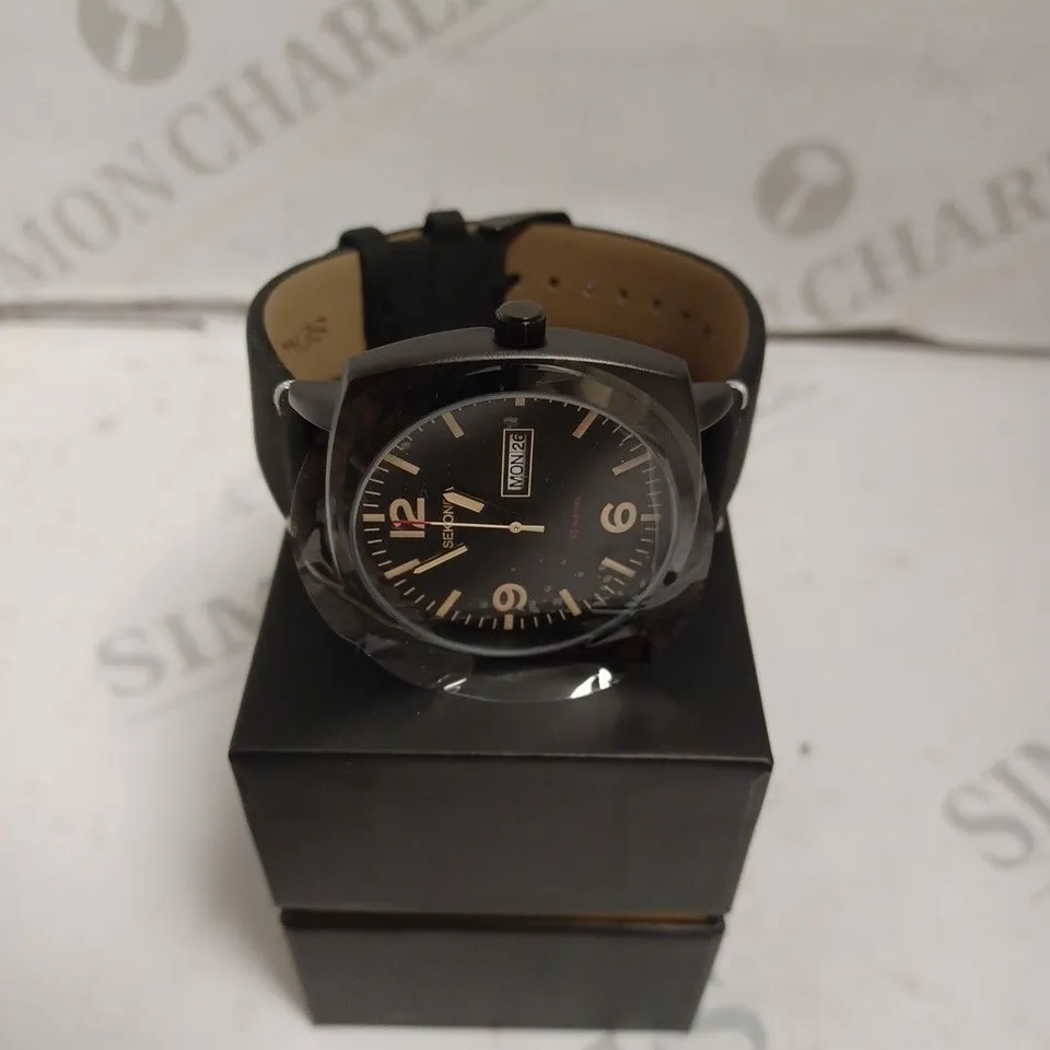 BOXED SEKONDA WATCH - STAINLESS STEEL BACK - LEATHER UPPER STRAP - JAPAN MOVEMENT - WATER RESISTANT 50M - DATE DIAL. 