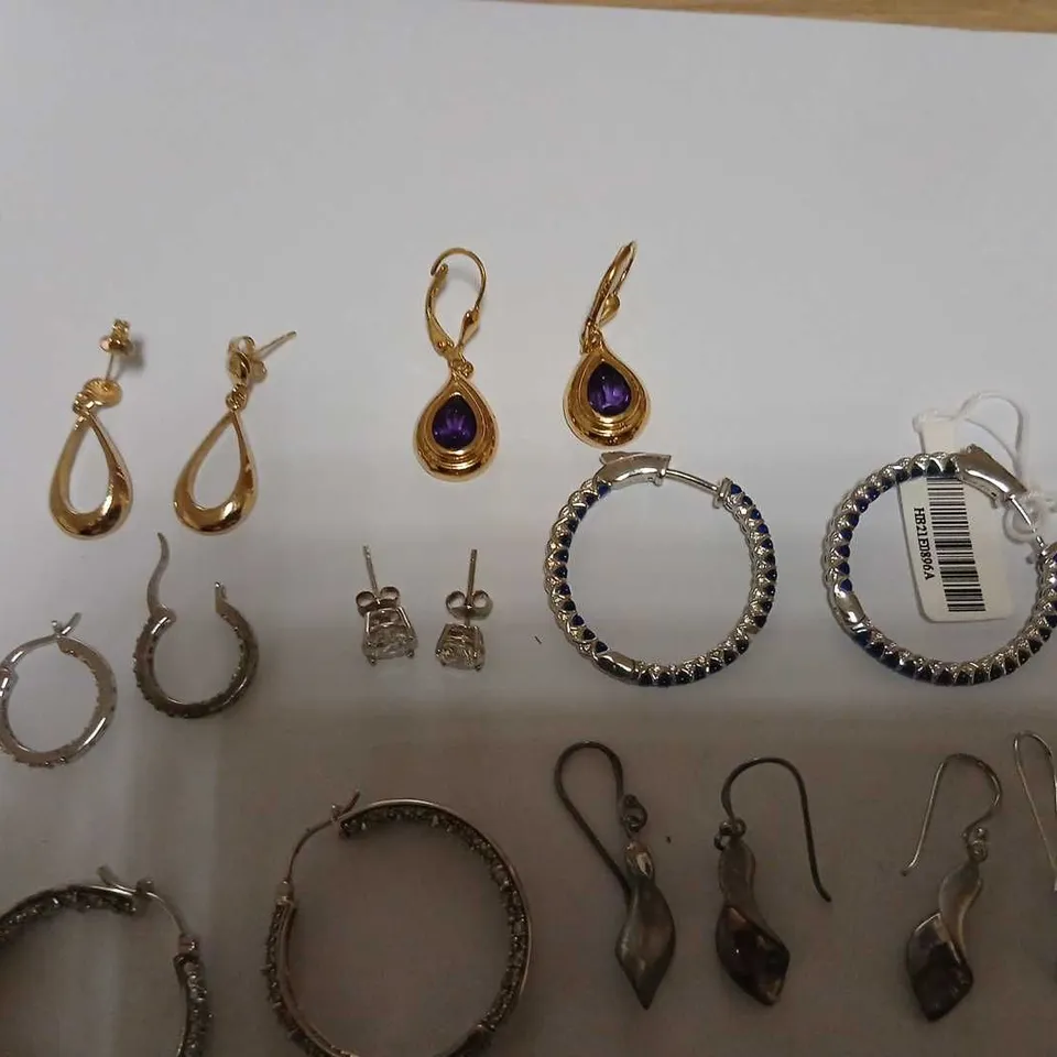 APPROXIMATELY 25 PAIRS OF ASSORTED EARRINGS