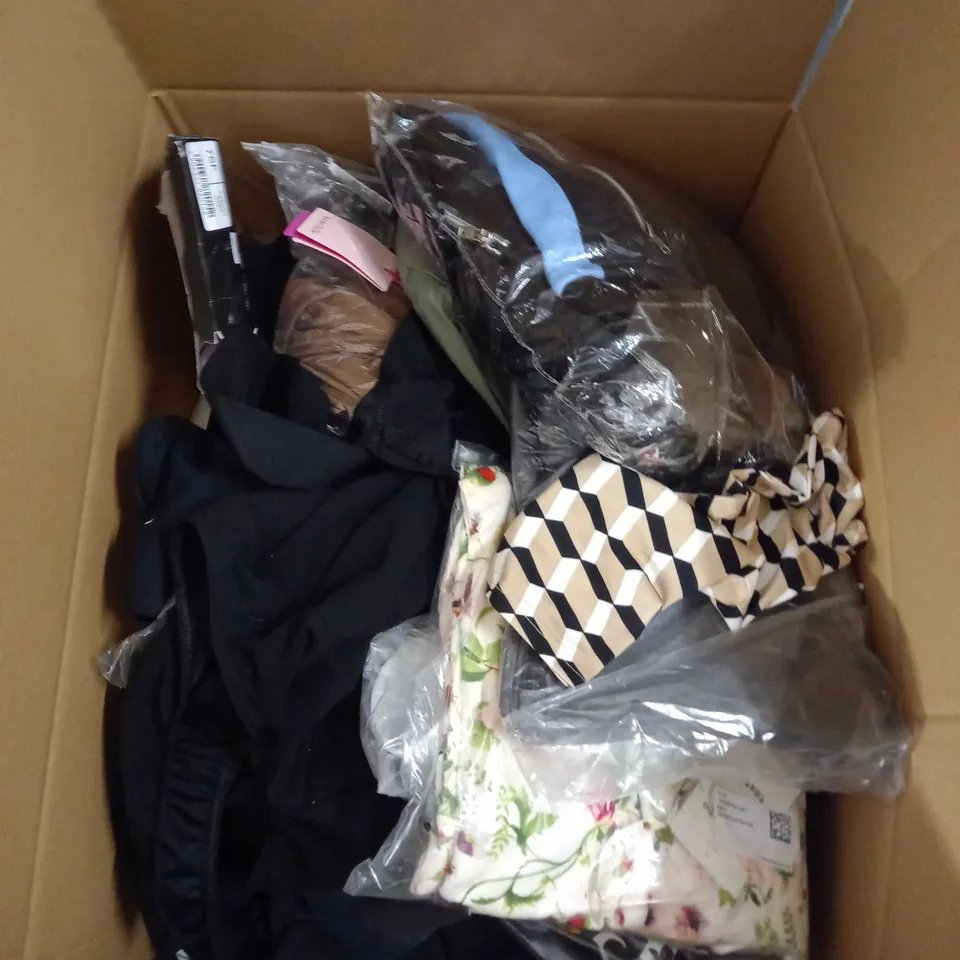 LOT OF ASSORTED CLOTHING AND ACCESSORIES TO INCLUDE; T-SHIRTS, JUMPERS ETC