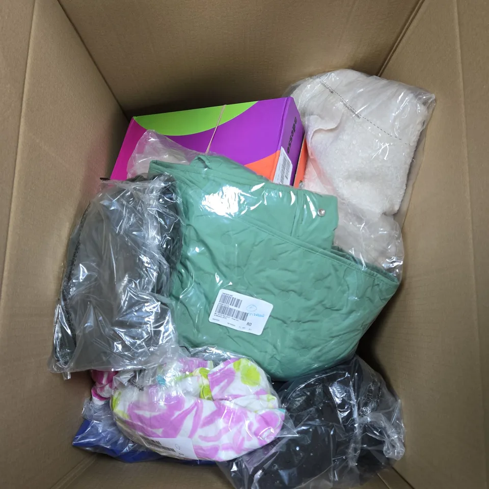 APPROXIMATELY 15 ASSORTED CLOTHING ITEMS IN VARIOUS STYLES, SIZES & COLOURS